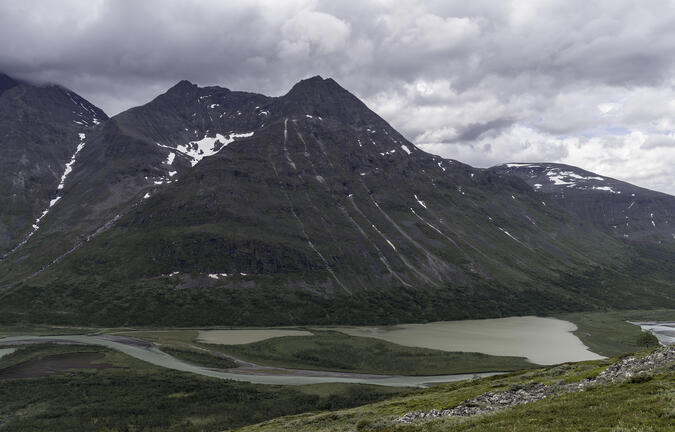 Berget i mitten är Bielloriehppe Stuollo och den grumliga sjön vid dess fot är Bielloriehppjávrre.