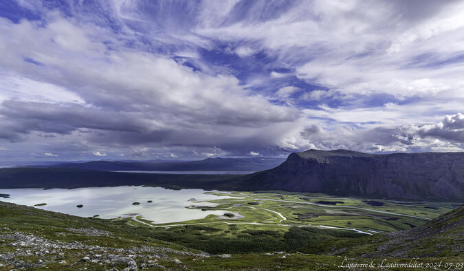 Vy mot Lájtávrre och Lájtávrredeltat från Skierffe-stigen.