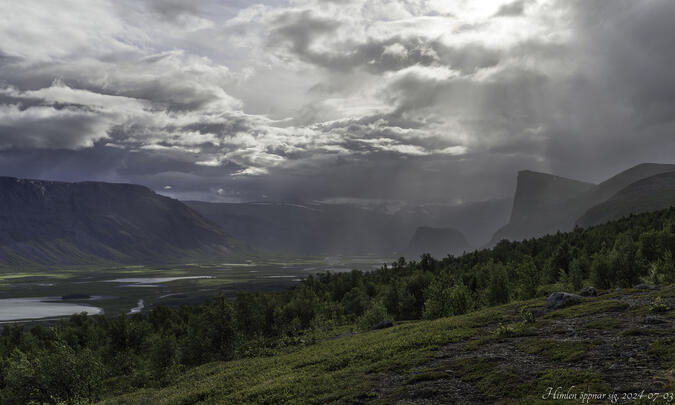 Himlen öppnar sig och regnet drar bort från Lájtávrredeltat.