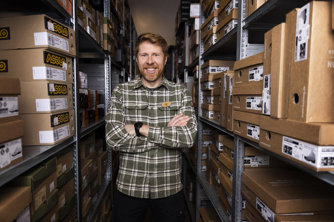 Foto: Klas Sjöberg Victor Solli, butikschef för Naturkompaniets butik i Borlänge. I bakgrunden syns ett lager med kartonger.