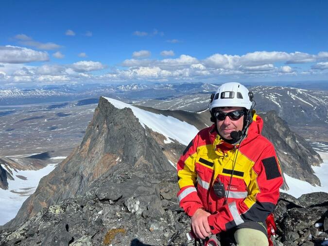 Foto: Mikael Oja En bild på fjällräddaren Mikael Oja på Sarektjåkkamassivet.