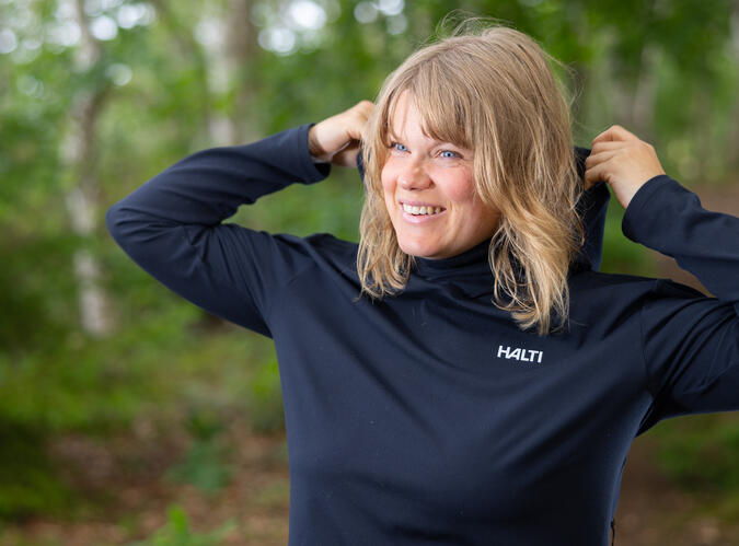 Foto: Piotr Bild på Linda Åkerberg i träningströja från Halti, som heter "Kaltio Women’s Training Hoodie".