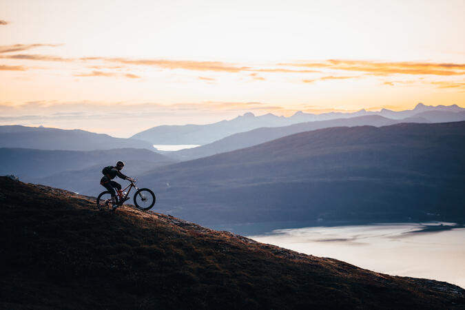 Mountainbikecyklist utanför Mo i Rana. Foto: Simon Fossheim / Visit Helgeland Mountainbikecyklist utanför Mo i Rana.