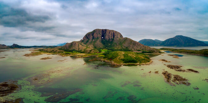 Torghatten, Brønnøy. Foto: Sven-Erik Knoff / Visit Norway Torghatten, Brønnøy.