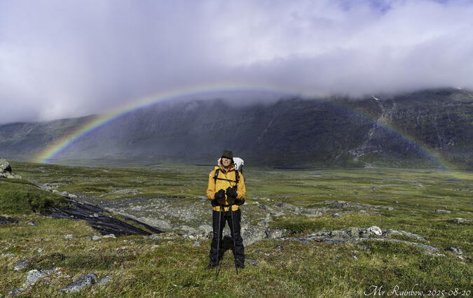 Mr Rainbow ler när solen äntligen visar sig.