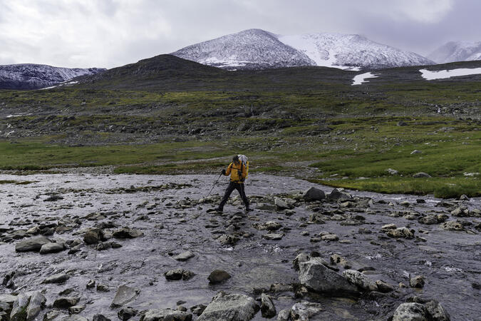 Tillflödet till Sarekjávrásj med Nordtoppen i bakgrunden.