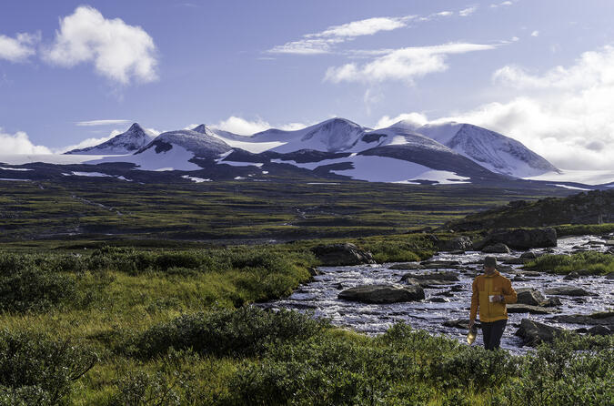 Vattenhämtning i jokken som kommer från Gássajiegŋa (glaciären i mitten). Längst till vänster Várdasjiegŋa och längst till höger Suottasjjiegŋa.