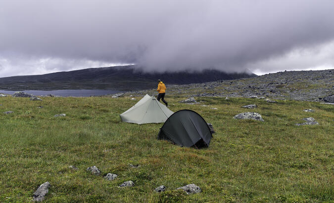 Tältplatsen 700 meter NÖ om sjö 1077. Sjön man ser är Oarjep Átjek.
