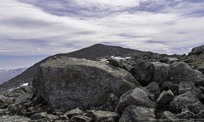 Vy mot Niendotjåhkkå från bergsryggen väster om toppen.