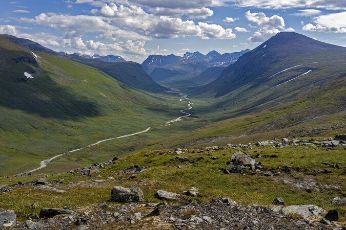 En bild som Claes tycker fångar mycket Sarekkänsla, över dalen Sarvesvagge när Sarekvädret är som bäst. Foto: Claes Grundsten Dalen Sarvesvagge i Sarek en klar sommardag