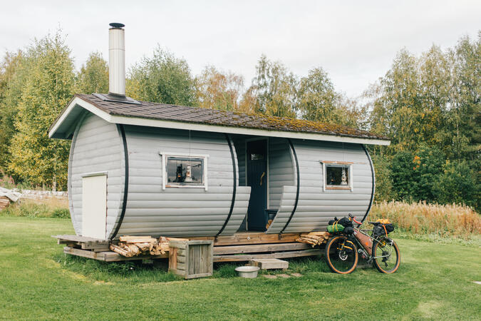 En ljusgrå, cylinderformad bastu.