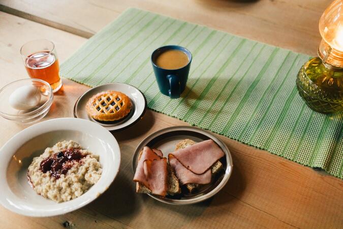 Frukost på vildmarkscentret Erä Eero.