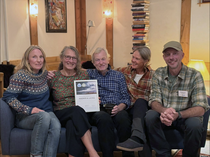 Sara Wänseth (till vänster) och Annica Ideström samt Torkel Ideström (till höger) driver "Fjällfararnas Vita och Gröna Band, samt sitter i juryn som utnämnt Lucinda och Magnus (i mitten) till "Årets Fjällfararvänner 2025". Fem personer sitter tillsammans och tittar in i kameran. Två personer håller i ett diplom.