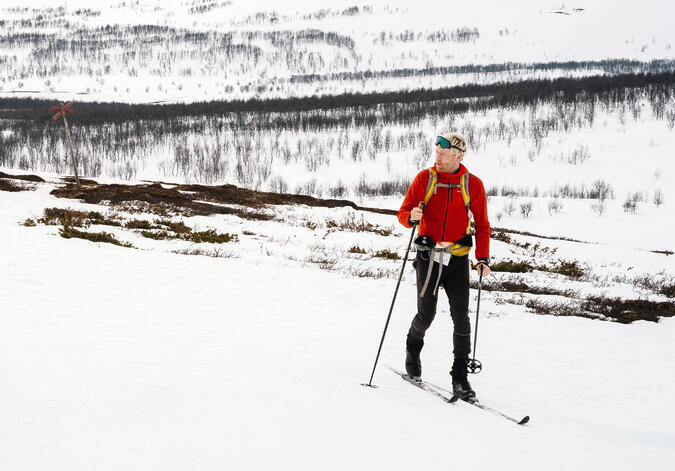 Oskar Karlin på turskidor på Lapplandsleden.