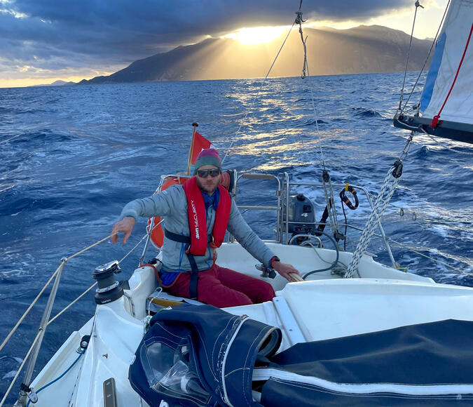 Äventyraren Tim Marklowski på en segelbåt.