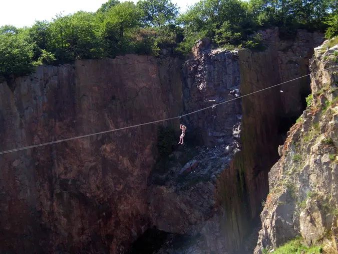 Zipline över Opalsø, Bornholm, Danmark.