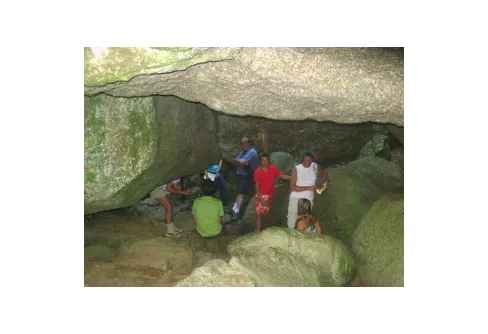 Karavan av 13 personer vandrar i Tivedens Nationalpark 30 Juli