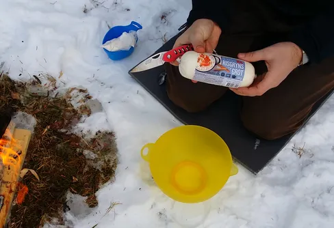 Risgrynsgröts plättar över öppen eld