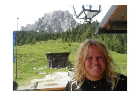 Vandring från Refugio Passo Duran till Refugio Bruto Carestiato i Dolomiternas Nationalpark