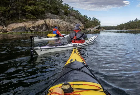 Kajaktur på spegelblanka skärgårdsvatten
