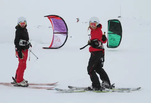 Tjejerna som deltar i världens tuffaste snowkitetävling