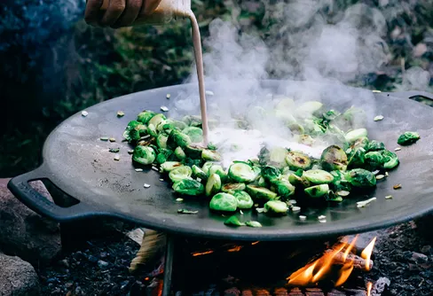 Laga mat över elden!