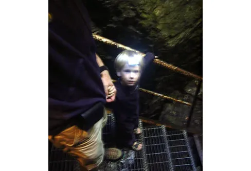 Även de minsta kan följa med in i Hoverbergsgrottan i Jämtland.