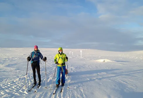 Tvillingsystrar jagar fjällets guldkorn
