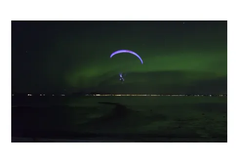 Skärmflygares lek i norrsken