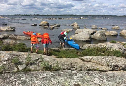 Barnfamiljens premiärpaddling i Väbynäs Blekinge skärgård