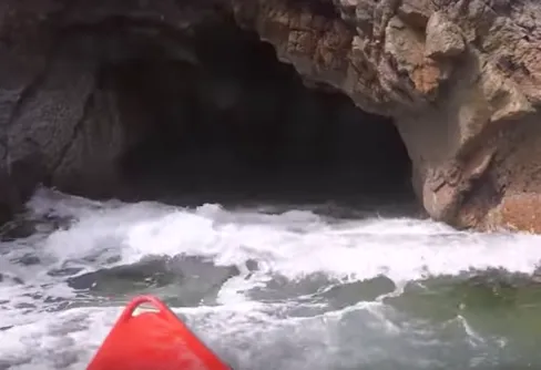 En paddeltur genom en lång tunnelgrotta
