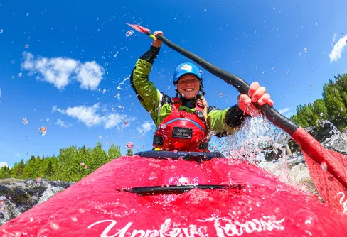 Annis är ny utbildare av forsguider - första kvinnan i Sverige