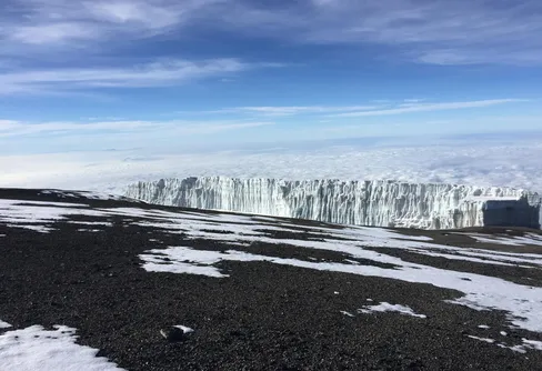 Om en lång och minnesvärd toppnatt på väg upp mot toppen av Kilimanjaro och Afrikas tak