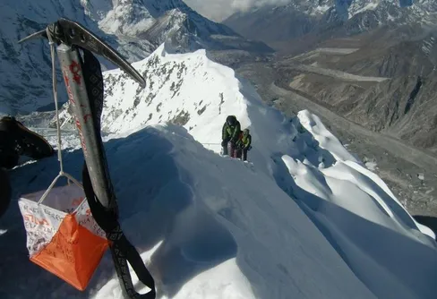 Island Peak och världens högst placerade OL-skärm 6189 m.ö.h