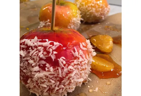 Karamelläpplen på pinne