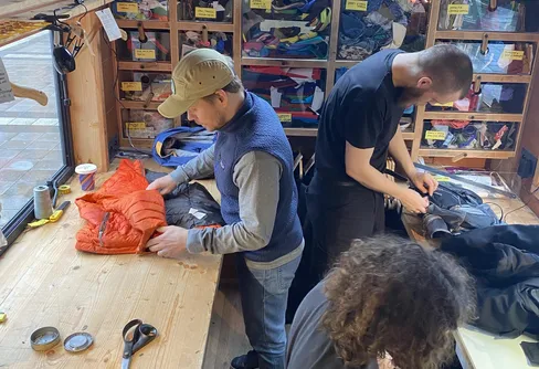 Verkstad på turné lagade över 500 plagg