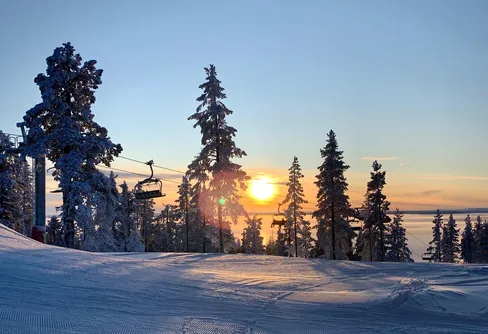 Fin säsongsstart ger julstämning i backarna