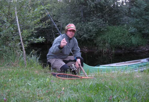 På tur uppströms med kanot, tälmys, märkligt möte och vinst...