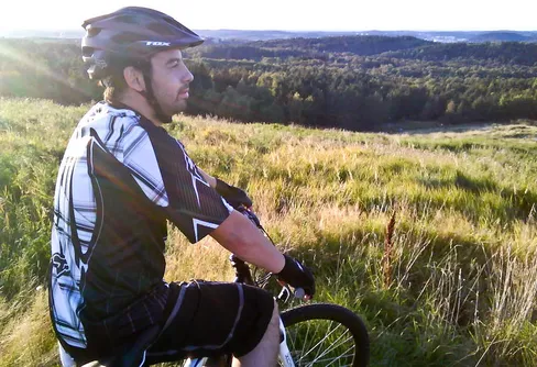 På två hjul i skogen