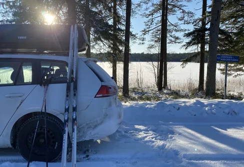På skidor i ospårad terräng