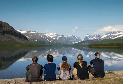 Ungdomar ratar wi-fi på fjället