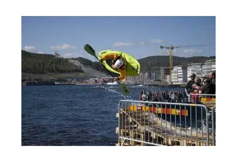 Våghalsig luftakrobatik med kajak