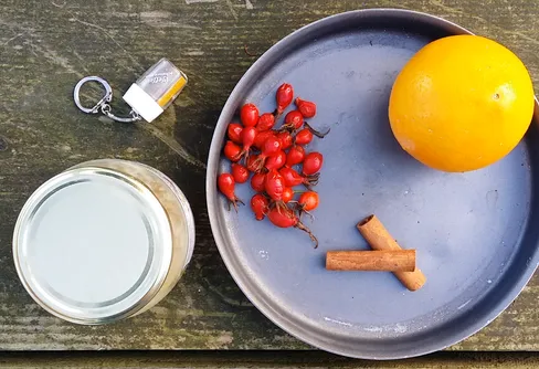 Kryddig dryck på vilda nypon