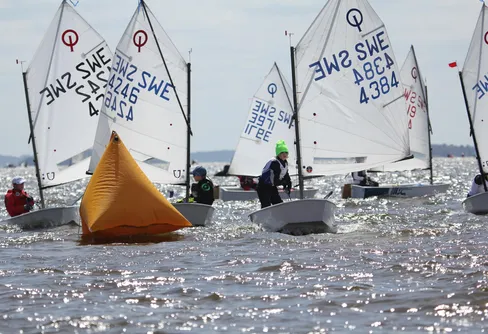 Plastskräp i havet blir optimistjollar