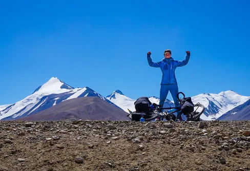 Hon cyklar jorden runt för kvinnors rättigheter