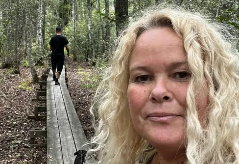 Vi vandrar med hundarna runt sjön Aspen (Naturstig Aspen) i Botkyrka