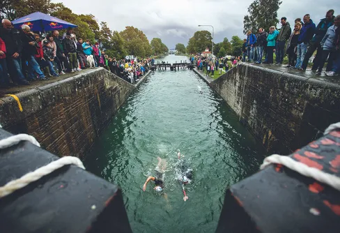 Simtävling uppför Göta Kanals slussar