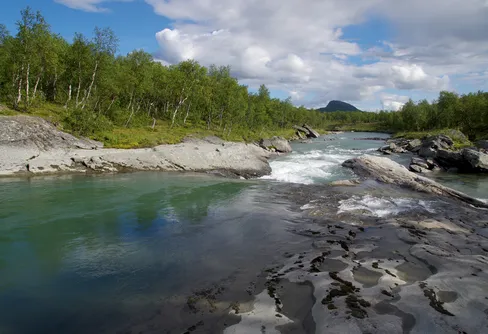 Njoatjostit - att färdas sakta i varandras fotspår