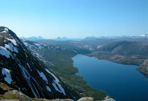 Litlverivatnet ligger 700 meter nedanför Linnéruta på Lappfjellet. 2003-07-01 kl. 15:23.