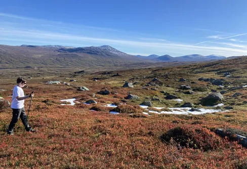 Tennbröllop som familjefjällvandring bland maxade höstfärger 250927-28